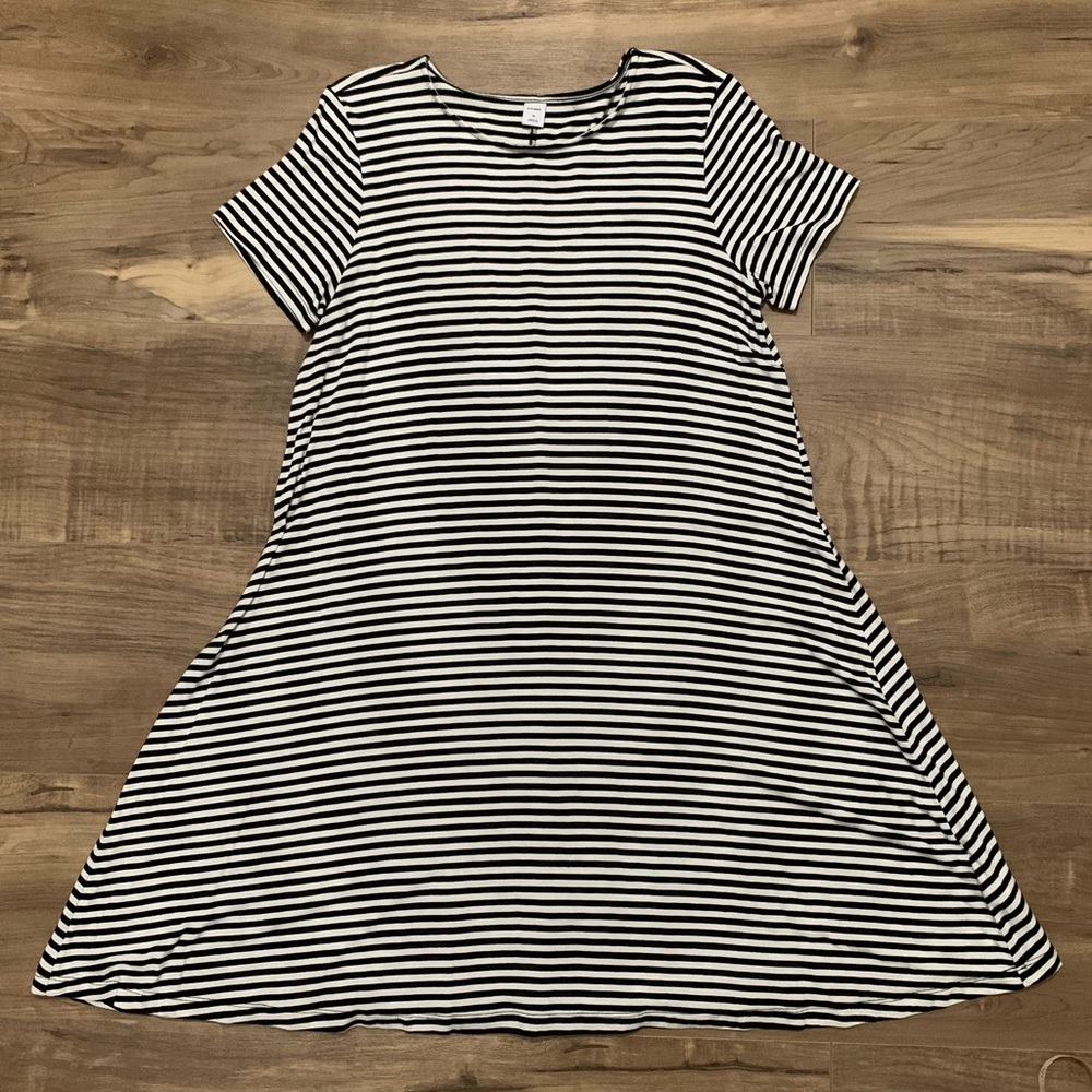 OLD NAVY women’s flowy black/white striped dress!